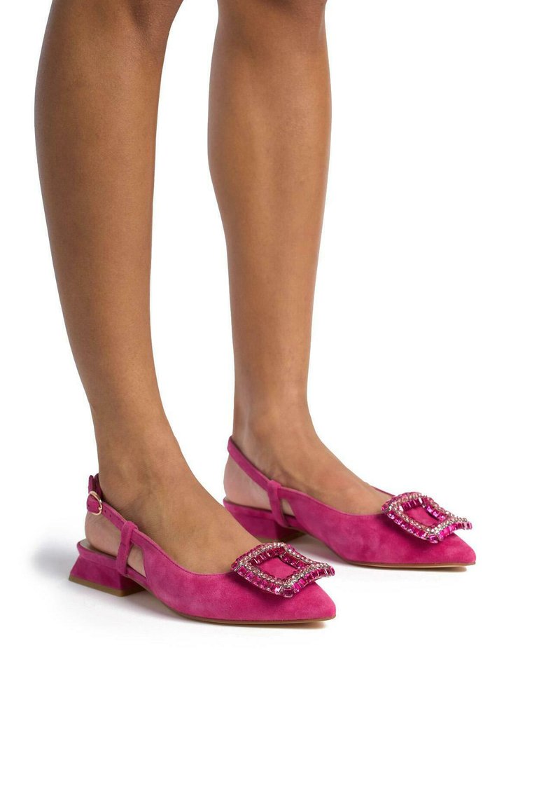 Flat slingback in suede rosa con punta affilata, dotate di una fibbia decorativa accentuata da una gemma e un tacco basso a blocco.