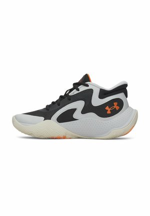 Chaussure de sport noire et grise avec une tige texturée, une semelle en caoutchouc, un col rembourré et des accents orange près des lacets et de la semelle.