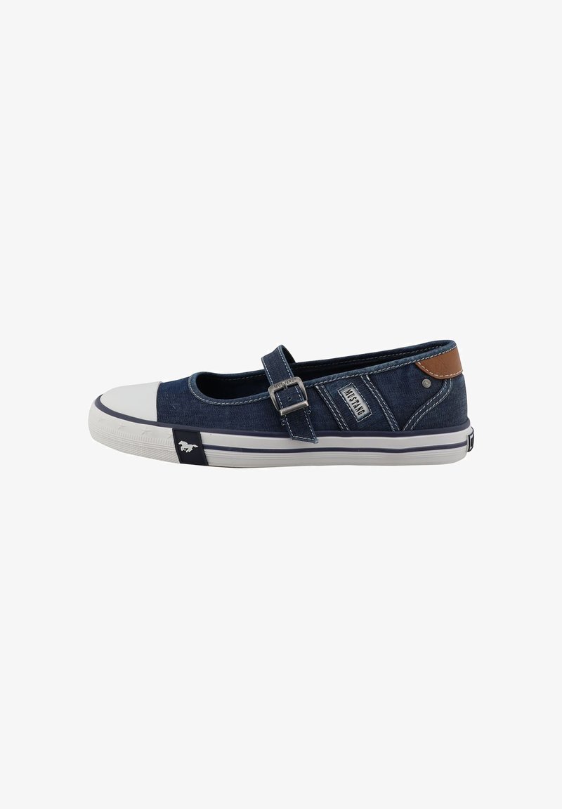 Chaussure style Mary Jane en toile bleue avec embout en caoutchouc blanc, bride réglable avec boucle, accent brun et semelle blanche à rayures bleu marine.