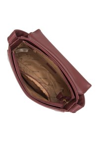 Borsa in pelle color bordeaux con chiusura superiore a cerniera, foderato interno con un sottile motivo a logo e due tasche aperte all'interno.