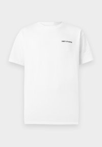 Λευκό κοντομάνικο T-shirt με την επιγραφή "OBEY STUDIOS" τυπωμένη με μαύρο χρώμα στο άνω αριστερό μέρος του στήθους.