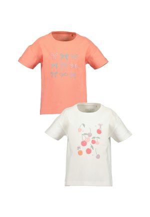 Dětské trička s krátkým rukávem, jedno korálové s devíti vzory mašlí, jedno bílé s třešňovými vzory, obě s kulatým výstřihem a v casual stylu.