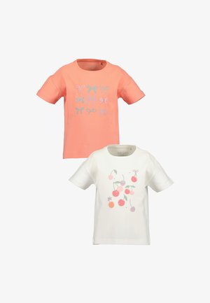 T-shirts pour enfants à manches courtes, un corail avec neuf motifs de nœuds, un blanc avec des motifs de cerises, tous deux à col rond et de style décontracté.