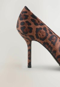Leopardmønster højhælet sko med stilettohælt, fremstillet af et glat syntetisk materiale og med en spids tå. 