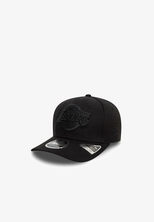 Gorra de béisbol negra con un logo en relieve y tono "Los Angeles Lakers" en la parte frontal. Presenta una visera plana y una etiqueta de tela en el lado.