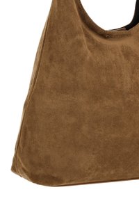 Braune Veloursleder-Tragetasche mit glatter Textur, weiter Öffnung und abgerundetem oberen Rand, mit verstärkten Nähten entlang der Nähte.