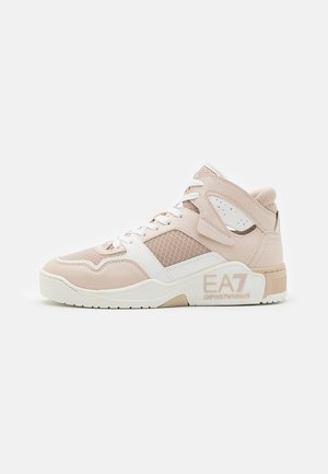 Zapatilla alta de color beige y blanco con paneles de malla, cordones delanteros y logo "EA7 Emporio Armani" en el lateral de la suela.