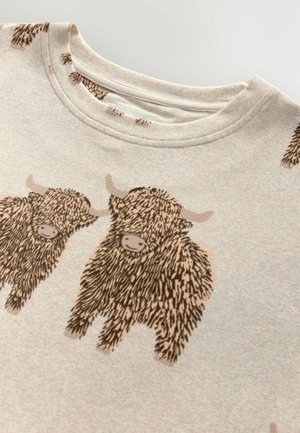 T-shirt en coton gris clair avec des illustrations de vaches highland brunes et duveteuses. Comprend un col rond et des manches courtes.