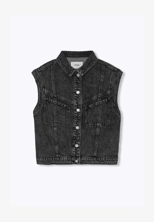 Gilet sans manches en denim noir avec col, boutons-pression sur le devant et deux poches poitrine avec coutures visibles.