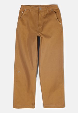 Bruine wijde broek met een zachte textuur, voorzien van voorzakken, zilverkleurige hardware en subtiele stikseldetails.
