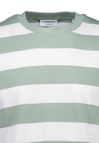 T-shirt oversize à rayures vertes et blanches en coton doux. Présente un col rond avec une étiquette affichant "Lindbergh".