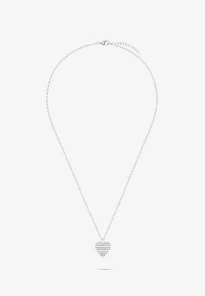 Silberne Kettenhalskette mit einem herzförmigen Anhänger mit horizontalen Streifen, verziert mit klaren Edelsteinen für zusätzliche Details.