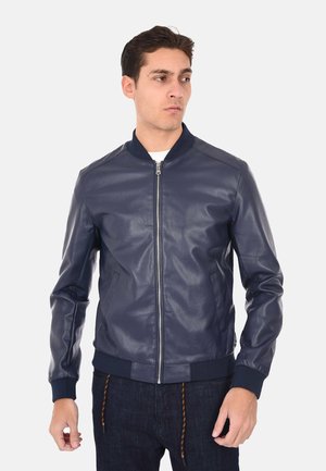 Giacca bomber in pelle blu navy con zip frontale, polsini e vita a costine. Presenta una texture liscia e un design minimalista.