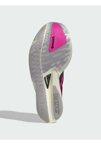 Dno sportskih cipela s bijelim i crnim teksturiranim dnom s ružičastim naglaskom i 'ADIZERO' brandingom. Glatki, aerodinamični dizajn.