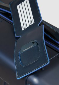 Marineblauer Kofferanhänger mit Lederoberfläche und blauer Naht, mit einem Kartenhalter für Name, Adresse, Telefon und E-Mail-Daten.