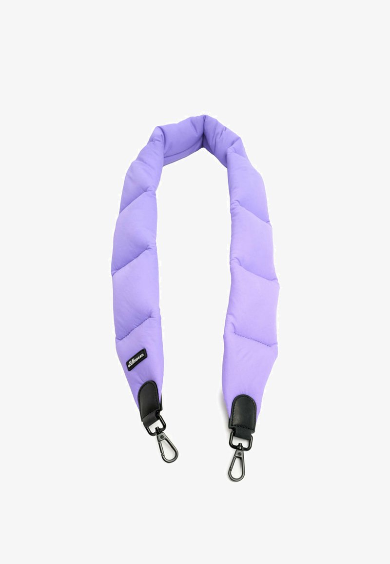 Bandoulière rembourrée en violet clair avec un motif matelassé, présentant des accents en cuir noir et des clips en métal à chaque extrémité.