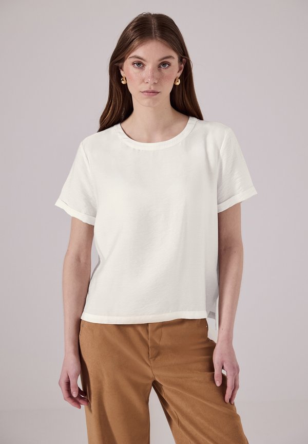 MIT SCHLITZEN - T-Shirt basic - weiß