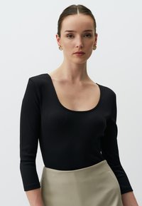 Unausgewählt, black