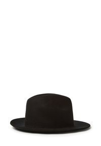 Sombrero de fieltro negro con un ala ancha y plana y una corona suave y redondeada. Presenta un diseño minimalista sin acentos o patrones visibles.