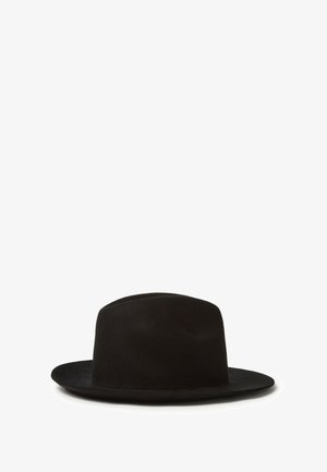 Cappello di feltro nero con un ampio bordo piatto e una corona liscia e arrotondata. Presenta un design minimalista senza accenti o motivi visibili.