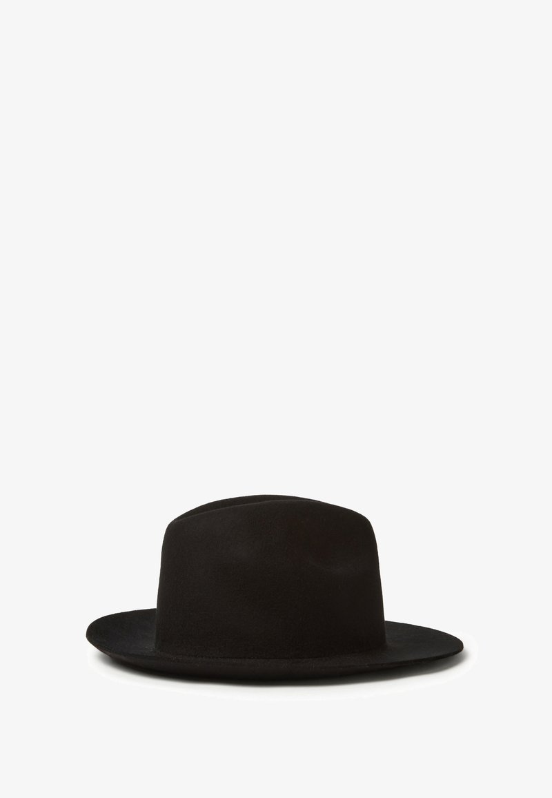 Sombrero de fieltro negro con un ala ancha y plana y una corona suave y redondeada. Presenta un diseño minimalista sin acentos o patrones visibles.