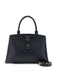 Borsa a tracolla in pelle nera con piccoli chiodini argentati, doppio manico, etichetta con fibbia sul davanti e tracolla removibile accanto, su sfondo bianco.