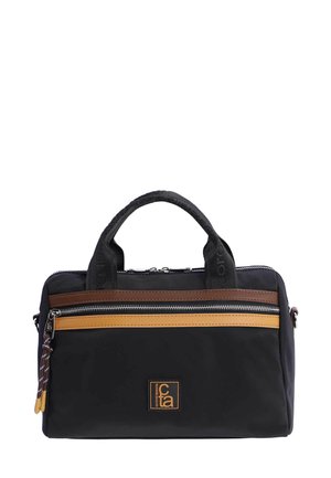 Bolso de tela negro con asas dobles, rayas de acento en oro y marrón, y un cierre destacado. Presenta un parche con el logo en la parte frontal.