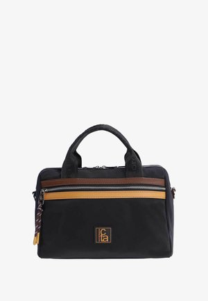 Bolso de tela negro con asas dobles, rayas de acento en oro y marrón, y un cierre destacado. Presenta un parche con el logo en la parte frontal.