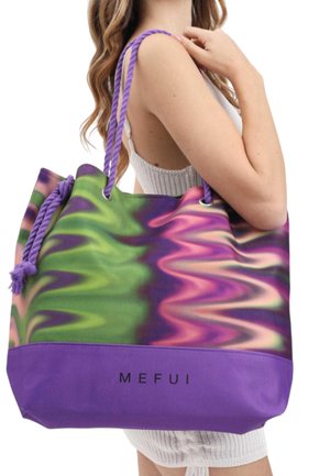 Borsa a tote grande con fondo viola, motivo vorticoso verde brillante e rosa, e manici in corda viola. Presenta il logo "MEFUI" sul davanti.