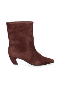 Stivale alla caviglia in pelle scamosciata marrone con punta affilata e tacco curvo, presenta una superficie liscia e una silhouette elegante, senza decorazioni.
