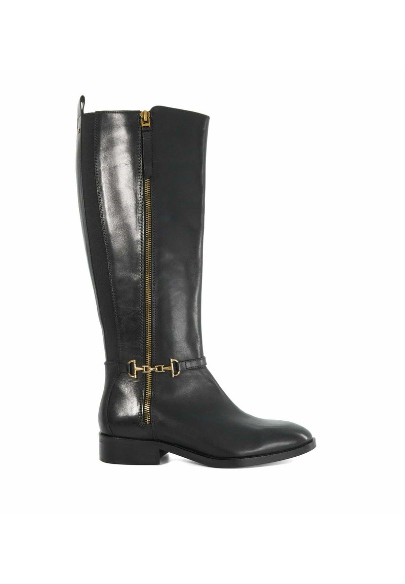 Zwarte leren kniehoog-boots met een slanke vorm, voorzien van gouden ritssluitingen aan de zijkant en een eenvoudige banddetail nabij de enkel.