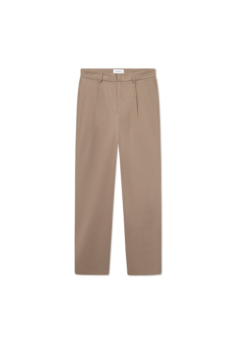 Pantaloni personalizați bej cu picior drept, având plisuri frontale și o textură netedă. Talie medie cu un brâu sigur și fără hardware vizibil.