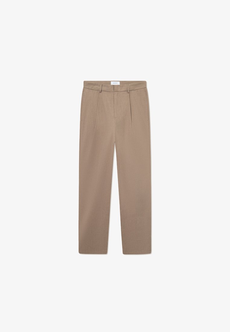 Pantalones beiges a medida con perneras rectas, con pliegues frontales y una textura suave. De tiro medio con una cinturilla segura y sin herrajes visibles.