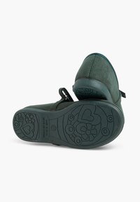 Zapato de ante verde con punta redondeada, correa ajustable y suela de goma texturizada con patrones de flores y corazones.