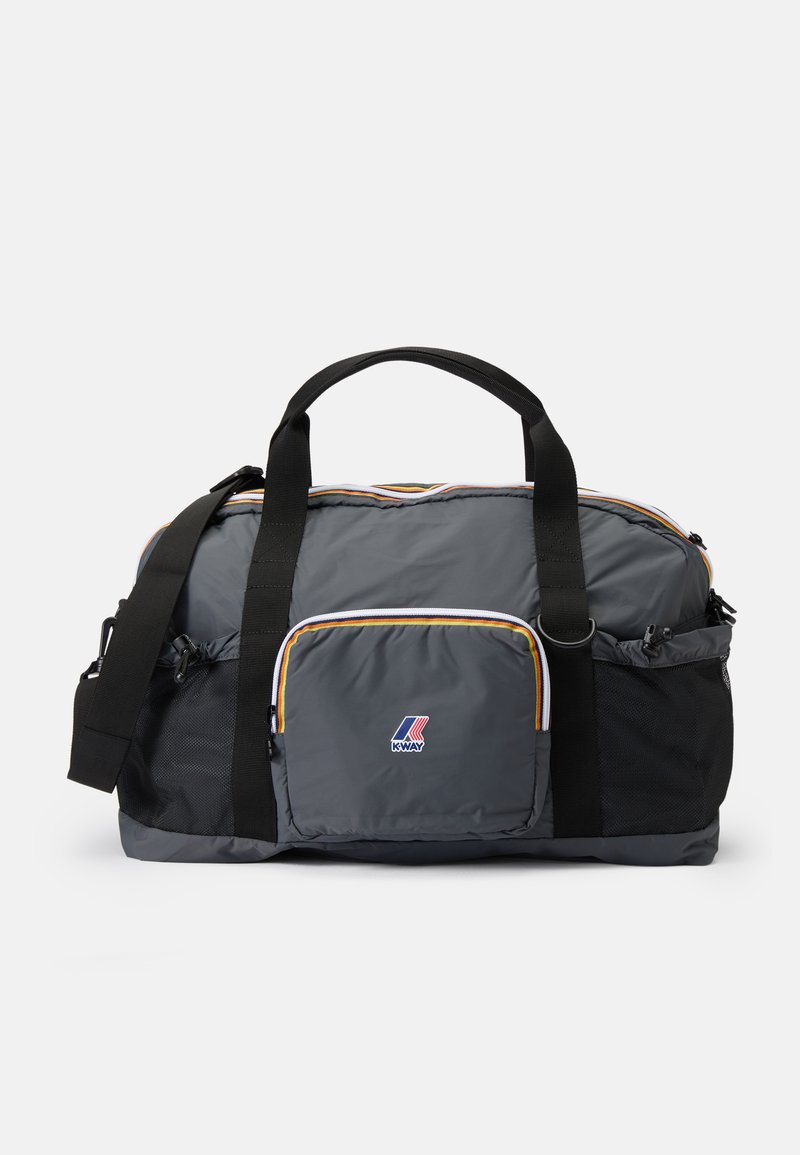 Hallgray duffel kott, millel on kontrastsed kollased ja valged lukkuaktsendid. Omab musta võrkpocketsidet ja horisontaalseid rihmasid kandmiseks.