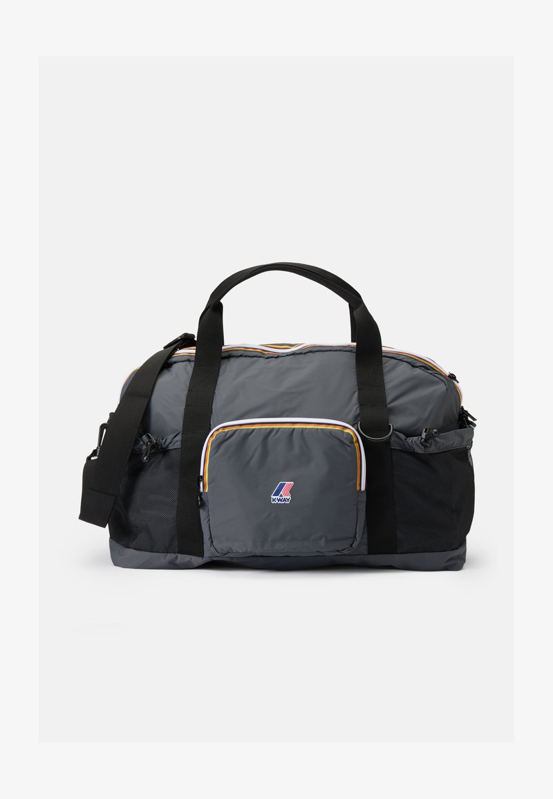 Grauer Dufflebag mit kontrastierenden gelben und weißen Reißverschlussakzenten. Verfügt über eine schwarze Netzseiten Tasche und horizontale Trageriemen.