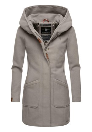 Manteau gris clair avec capuche, en tissu doux. Présente une fermeture éclair, deux poches avant et des accents en cuir brun.