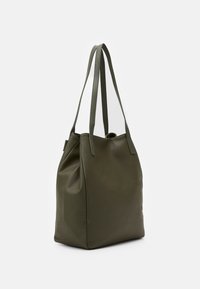 Sac seau en cuir vert olive avec une texture lisse, deux longues poignées et un design de haut froncé pour un accès spacieux à l'intérieur.
