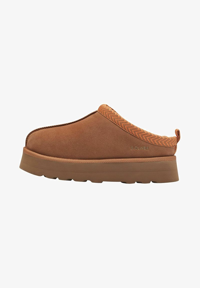Braune Wildleder-Pantoletten mit einem strukturierten orangen Akzentband, leichtem Plattformsohle und eingeprägtem Logo an der Seite.