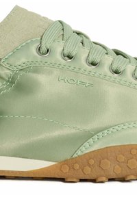 Groene satijnen sneaker met suède accenten, voorzien van ronde oogjes, een gestructureerde zool en een zeshoekig profiel. Logo "HOFF" gebosseleerd.