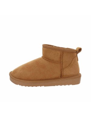Stivale alla caviglia in suede marrone chiaro con punta arrotondata, altezza bassa alla caviglia e suola testurizzata. Presenta un anello sul retro per indossarlo facilmente.