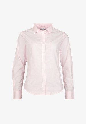Camisa de botón rosa claro con rayas blancas verticales, de mangas largas y cuello clásico. Presenta un pequeño acento bordado en el pecho.