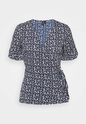 Marineblå slå-om-bluse med korte ærmer og lille hvidt blomsterprint, bindedetalje på højre side og V-udskæring.