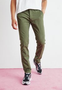 DOCKERS - SMART FLEX CALIFORNIA - Hlače chino - army green Miniaturna slika 1