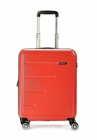 Hartschalenkoffer in leuchtendem Rot mit horizontalen Rillen, schwarzen Akzenten, ausziehbarem Griff und vier multidirektionalen Rädern.