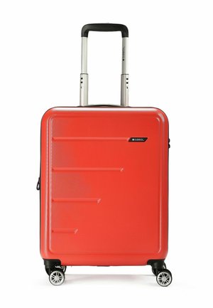 Hartschalenkoffer in leuchtendem Rot mit horizontalen Rillen, schwarzen Akzenten, ausziehbarem Griff und vier multidirektionalen Rädern.