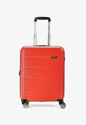 Maleta rígida de color rojo brillante con ranuras horizontales, acentos en negro, mango retráctil y cuatro ruedas multidireccionales.