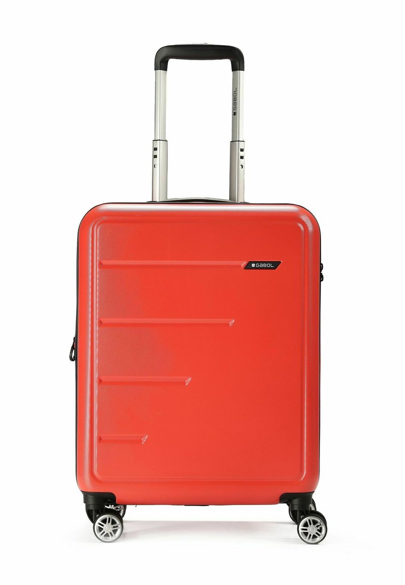 Hartschalenkoffer in leuchtendem Rot mit horizontalen Rillen, schwarzen Akzenten, ausziehbarem Griff und vier multidirektionalen Rädern.