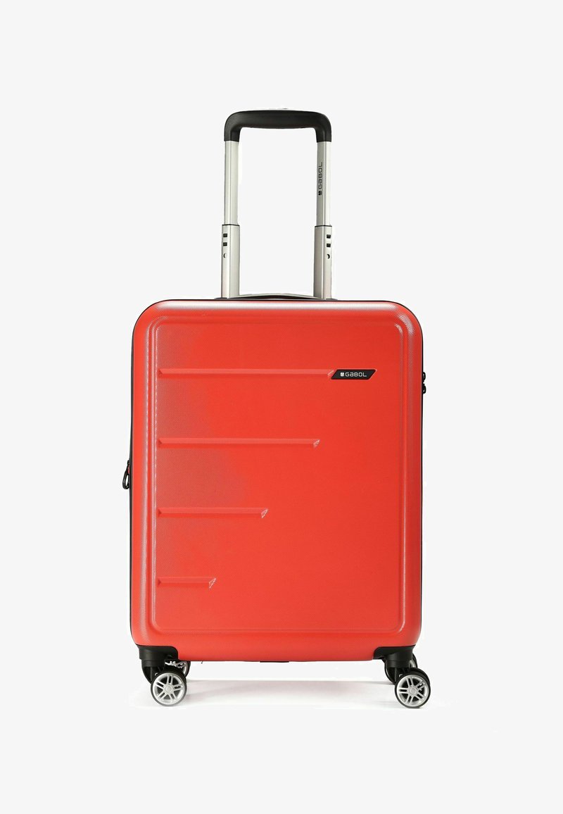 Hartschalenkoffer in leuchtendem Rot mit horizontalen Rillen, schwarzen Akzenten, ausziehbarem Griff und vier multidirektionalen Rädern.