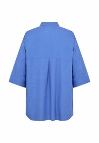 Camisa de lino azul con pliegue en la espalda, mangas cortas y cuello con solapa. Textura suave y diseño de ajuste relajado.